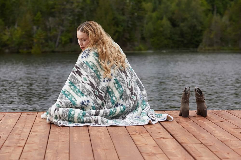 Amazon.com: Luxe Sherpa Fleece Ultra Plush Lightweight Throw